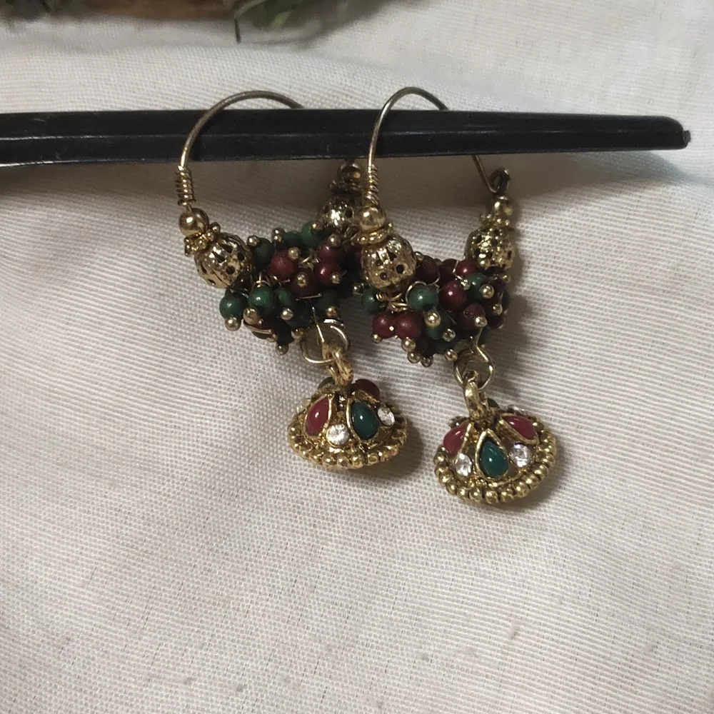 Beautiful earings hoop with multicolored small pearl - Picture 4 of 4
